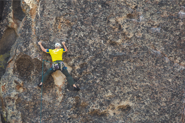 Explorando as técnicas de escalada em rochas para iniciantes: dicas e truques